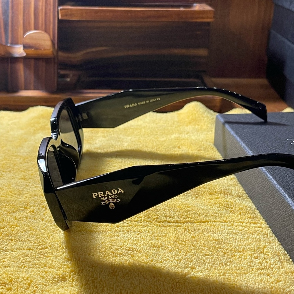 Prada PR 17WS
Black Frames
Shaded Lens
100% Authentic
Double Prada Box - Picture 4 of 10